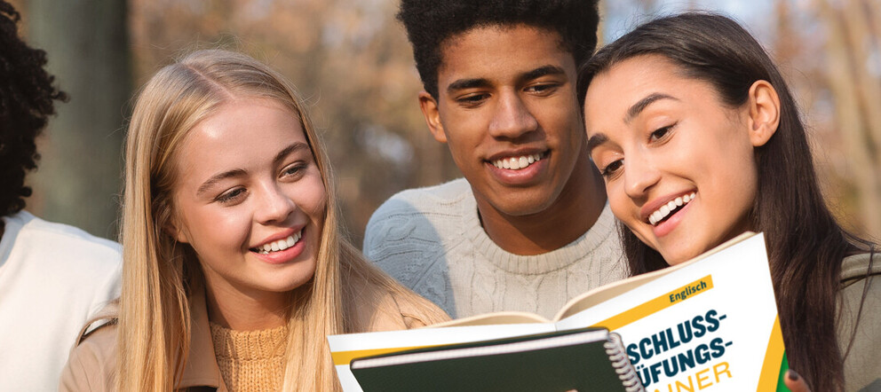 MSA: Junge Menschen lesen ein Buch im Freien
